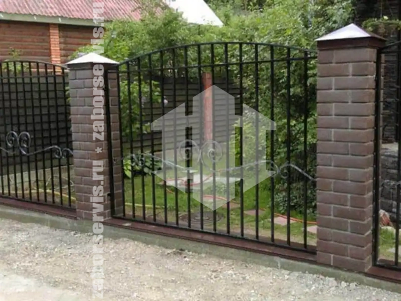 Кованый забор с кирпичными столбами 40 метров