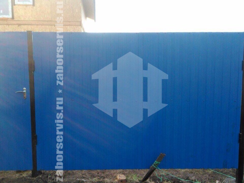 Забор из профнастила с забивными столбами синий 99 метров