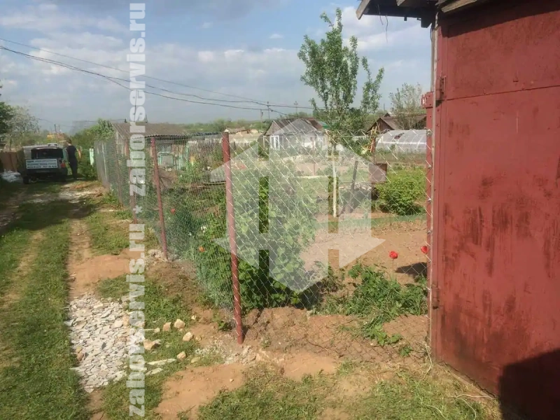 Забор из сетки рабицы с утрамбовкой столбов щебнем 60 метров