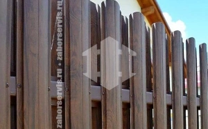 Забор из евроштакетника в шахматном порядке