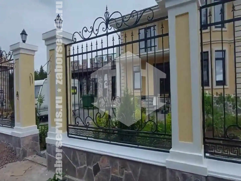 Кованый забор на ленточном фундаменте 45 метров