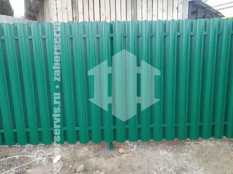 Заборы из металлического штакетника шахматка 54 метра