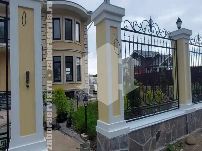 Кованый забор на ленточном фундаменте 45 метров