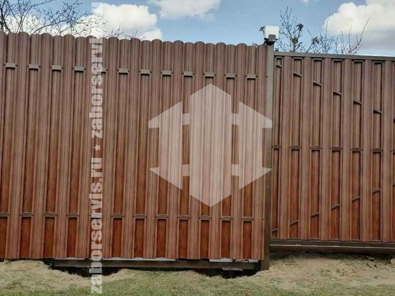 Заборы из металлического штакетника шахматка 44 метра