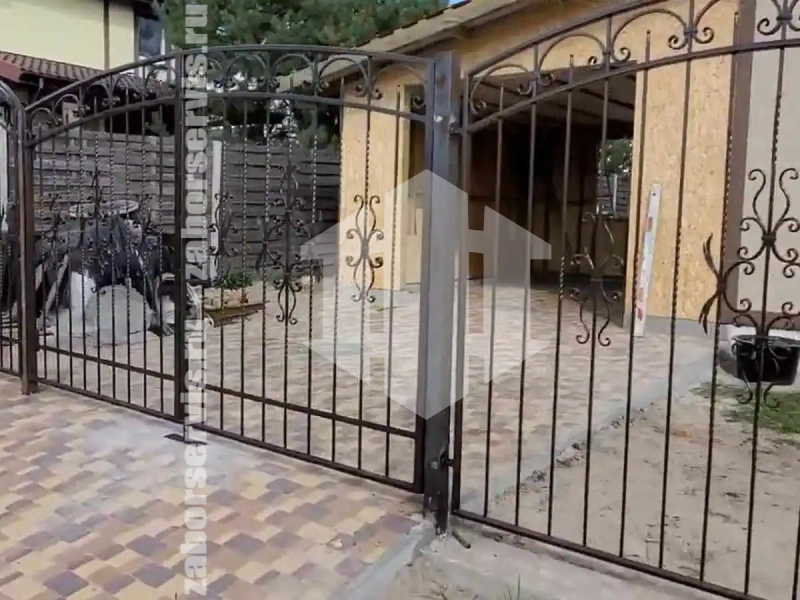 Кованый забор с распашными воротами 45 метров