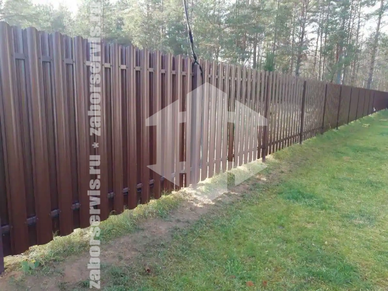Заборы из металлического штакетника шахматка 75 метров