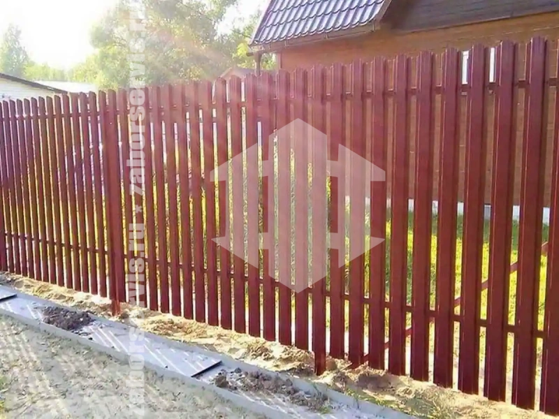Забор из металлического штакетника красный 43 метра