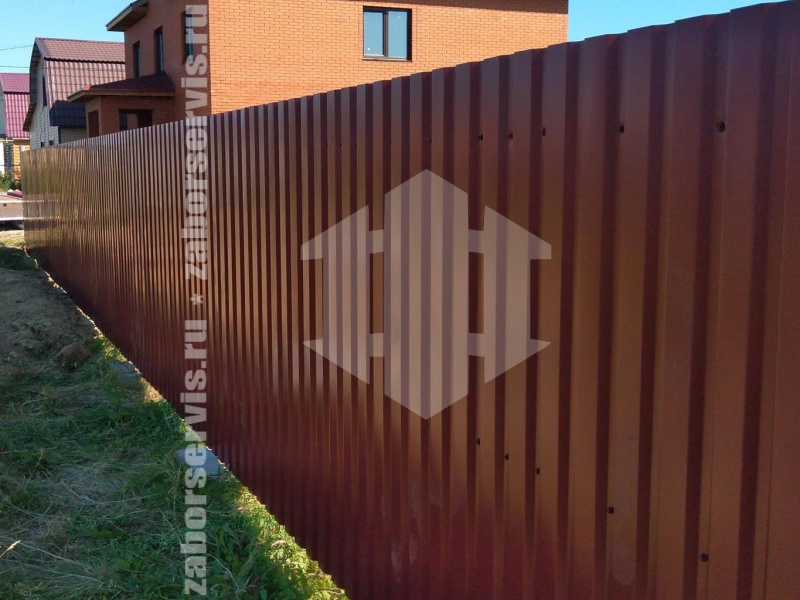 Забор из профнастила с бетонированием столбов 94 метра