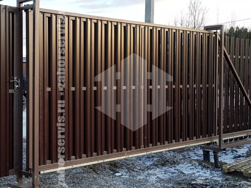 Ворота откатные из штакетника на сваях