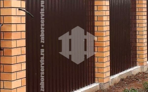 Забор из профнастила на ленточном фундаменте с кирпичными столбами