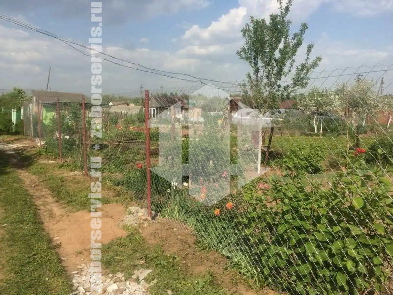 Забор из сетки рабицы с утрамбовкой столбов щебнем 60 метров