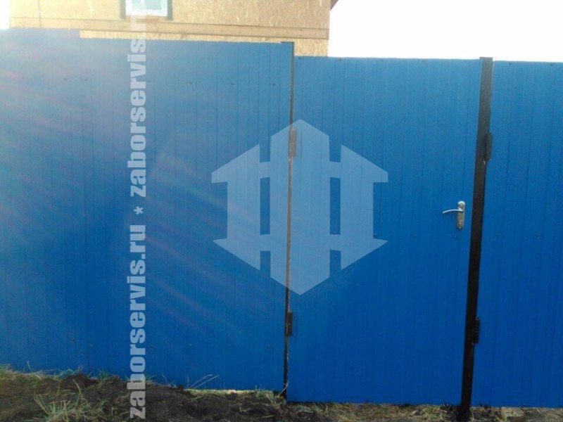 Забор из профнастила с забивными столбами синий 99 метров