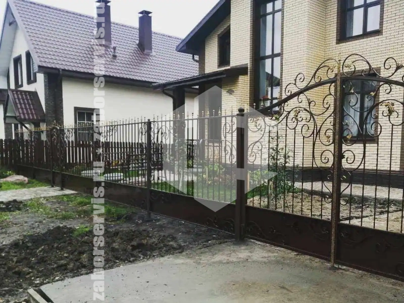 Кованый забор с распашными воротами 30 метров