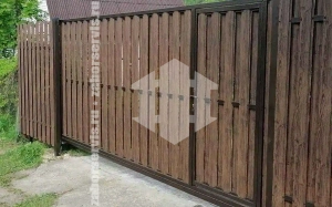 Забор из евроштакетника под дерево 75 метра