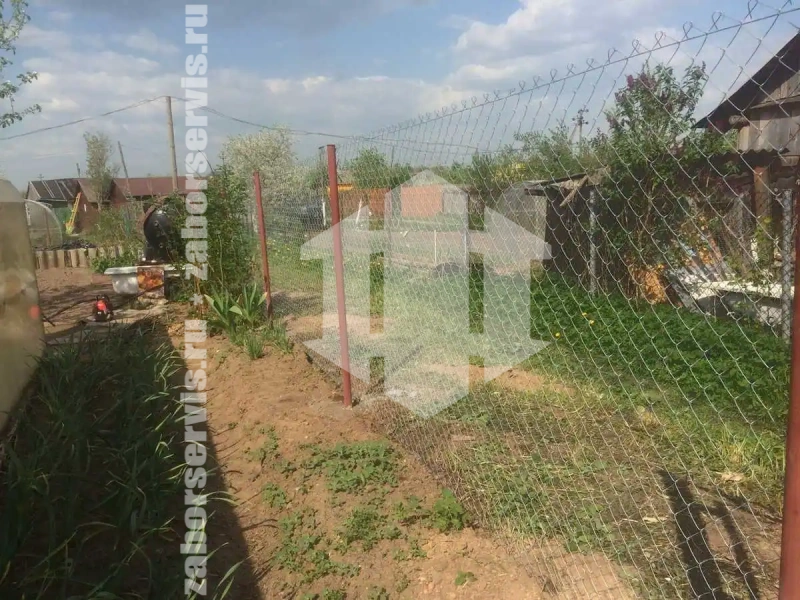 Забор из сетки рабицы с утрамбовкой столбов щебнем 60 метров