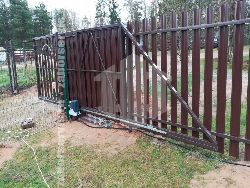 Забор из евроштакетника с утрамбовкой щебнем 48 метров