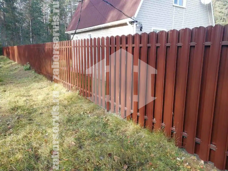 Заборы из металлического штакетника шахматка 75 метров
