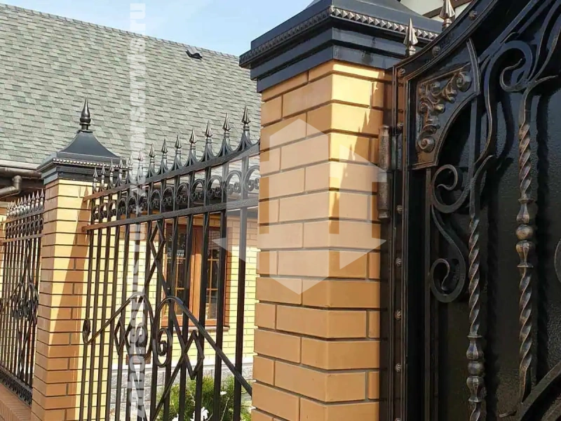 Кованый забор с кирпичными столбами 65 метров