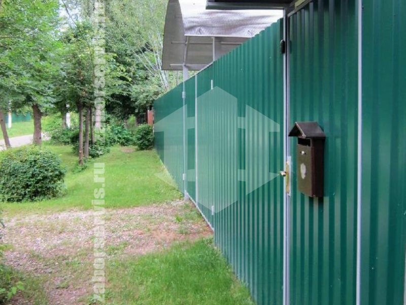 Забор из профнастила с забивными столбами 33 метра