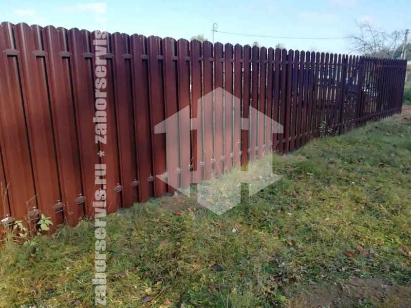 Заборы из металлического штакетника шахматка 75 метров
