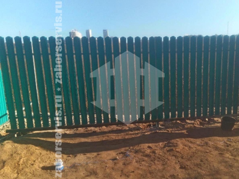 Забор из евроштакетника с бетонированием столбов 28 метров