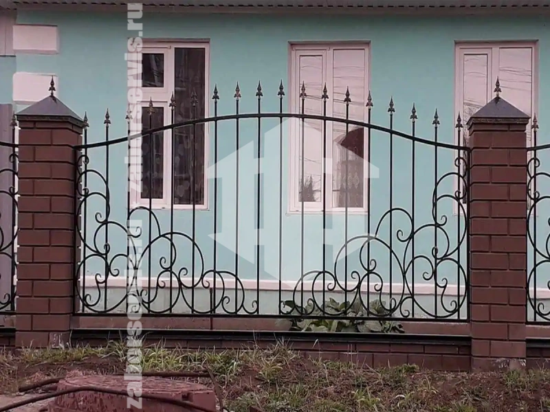 Кованый забор с распашными воротами 50 метров