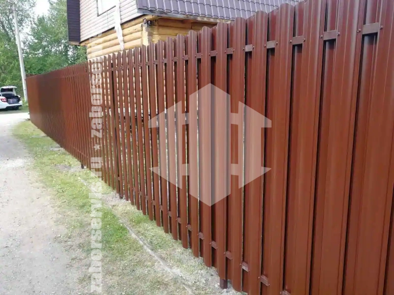 Заборы из металлического штакетника шахматка 89 метров