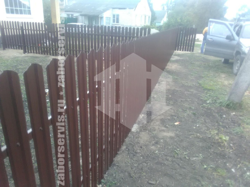 Забор из евроштакетника с забивными столбами 9 метров