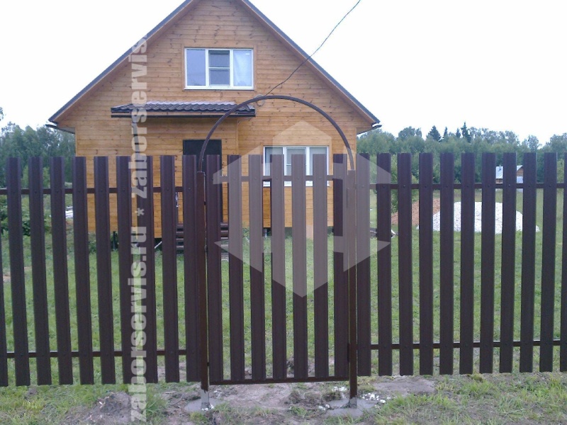 Забор из евроштакетника с бетонированием столбов 101 метр