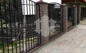 Кованый забор с кирпичными столбами 40 метров