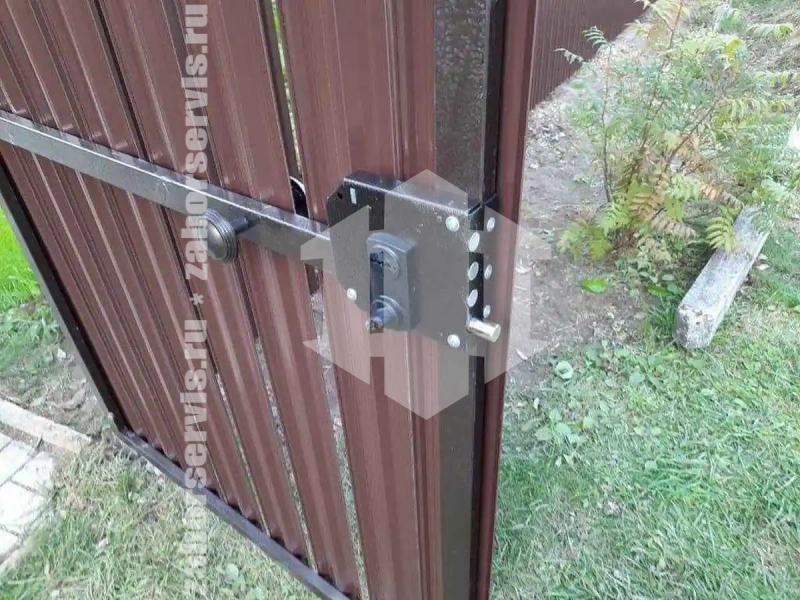 Забор из металлического штакетника с воротами 84 метра