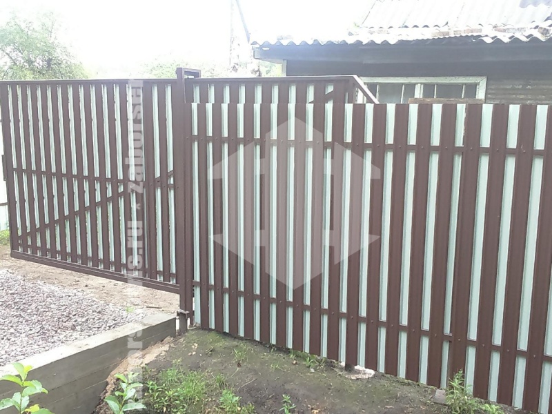 Забор из евроштакетника с утрамбовкой столбов щебнем 23 метра