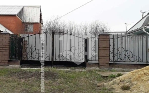 Кованый забор с распашными воротами 50 метров