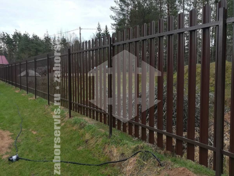 Забор из евроштакетника с утрамбовкой щебнем 48 метров