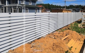 Забор из евроштакетника с бетонированием столбов 167 метров