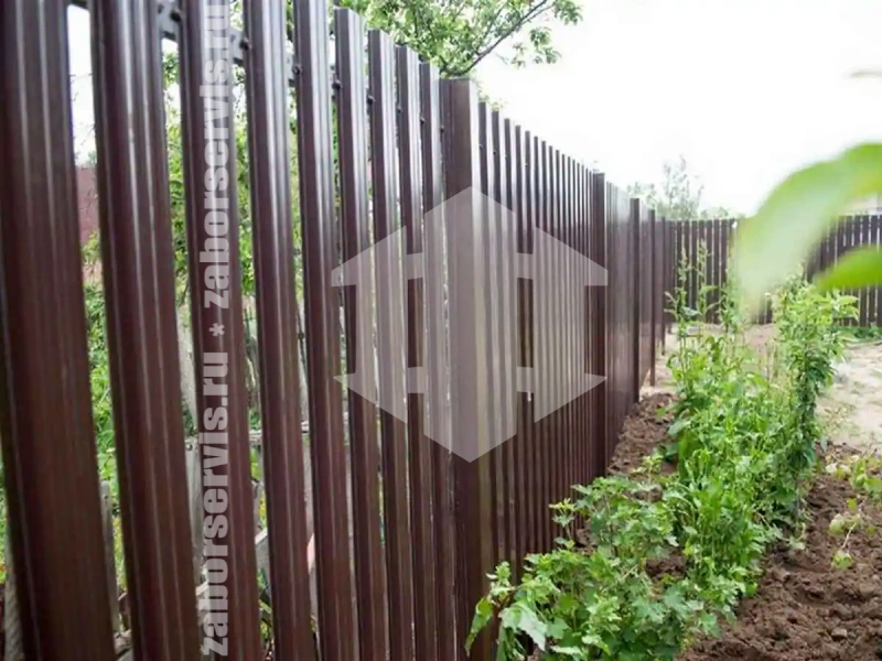 Забор из металлического штакетника 98 метров