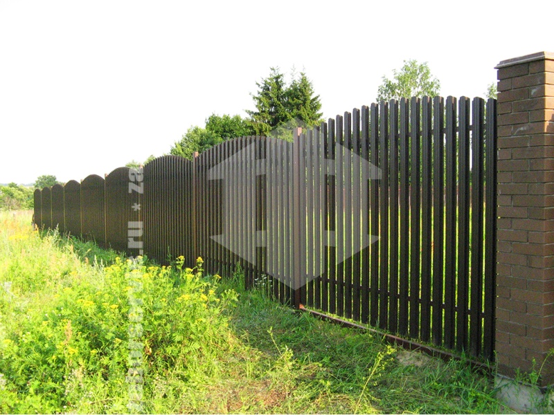 Забор из евроштакетника с утрамбовкой щебнем 122 метра