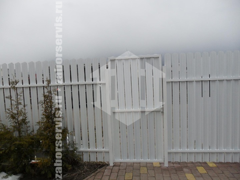 Забор из евроштакетника с бетонированием столбов 117 метров