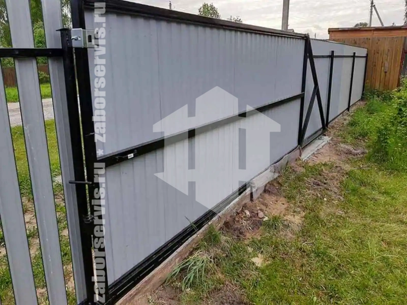 Забор из металлического штакетника с воротами 59 метров