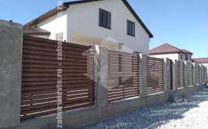 Забор из евроштакетника с кирпичными столбами 102 метра