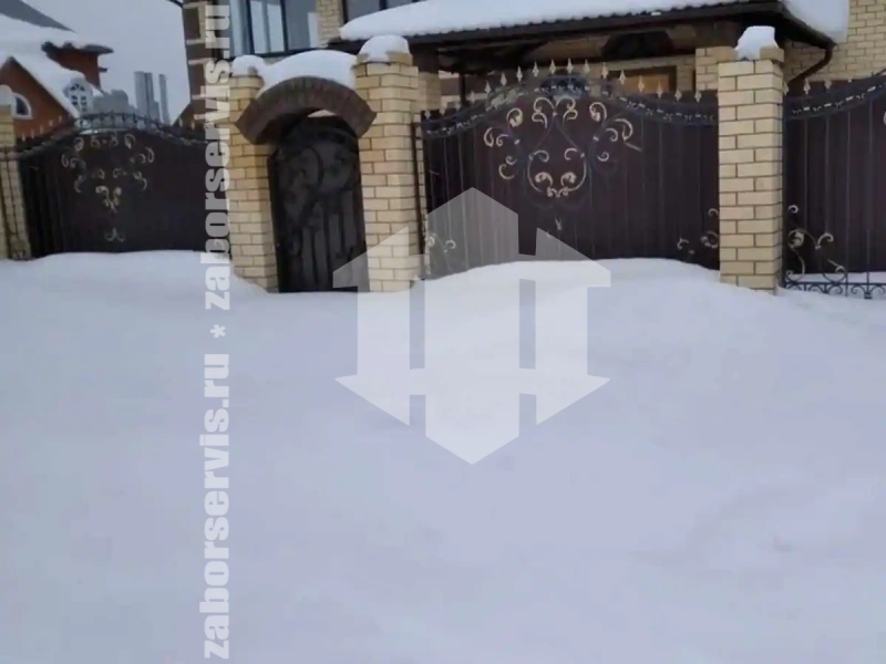 Кованый забор с распашными воротами 40 метров