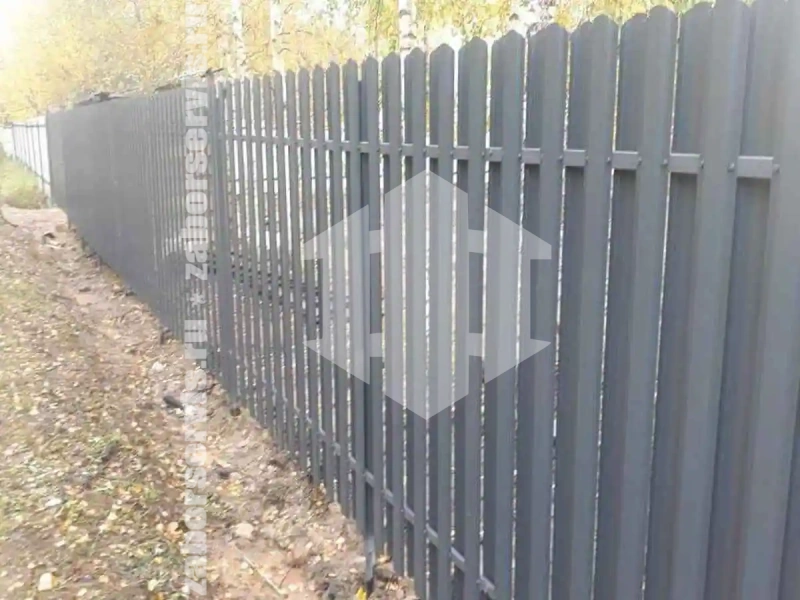 Заборы из металлического штакетника шахматка 83 метра