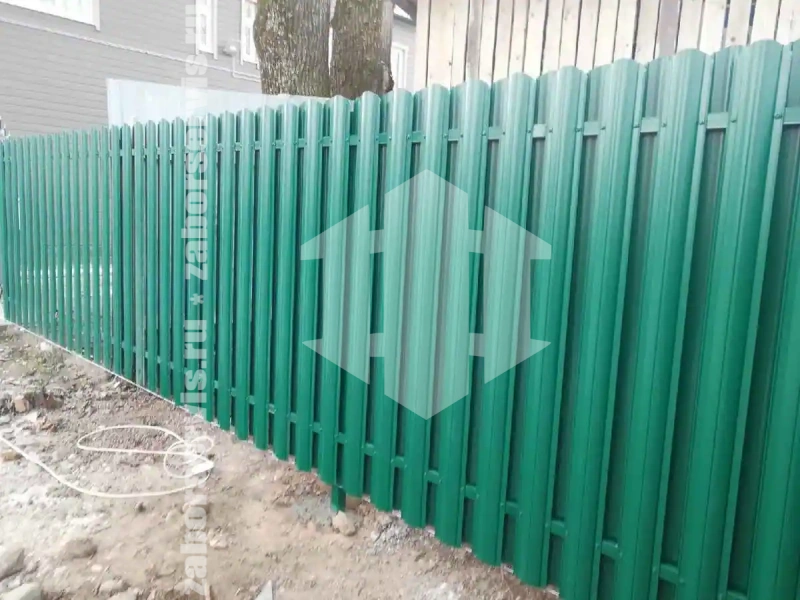 Заборы из металлического штакетника шахматка 54 метра