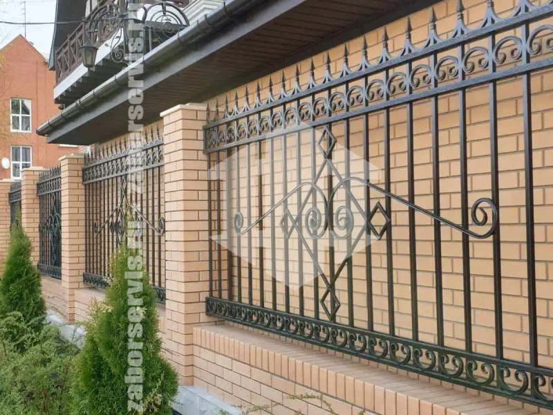 Кованый забор с кирпичными столбами 65 метров