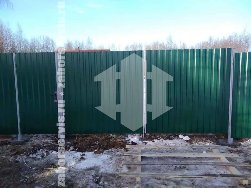 Забор из профнастила зеленый 55 метров