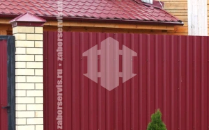 Забор из профнастила вишневый (бордовый) ral3005