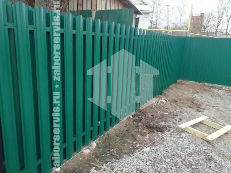 Заборы из металлического штакетника шахматка 54 метра