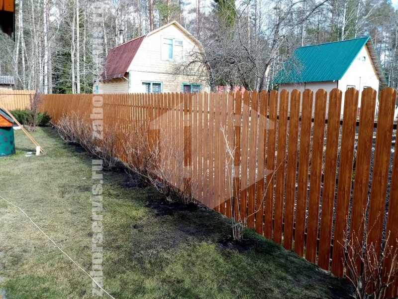 Забор из металлического штакетника под дерево 64 метра