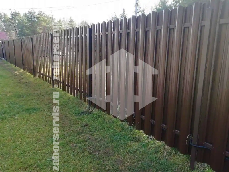 Заборы из металлического штакетника шахматка 75 метров