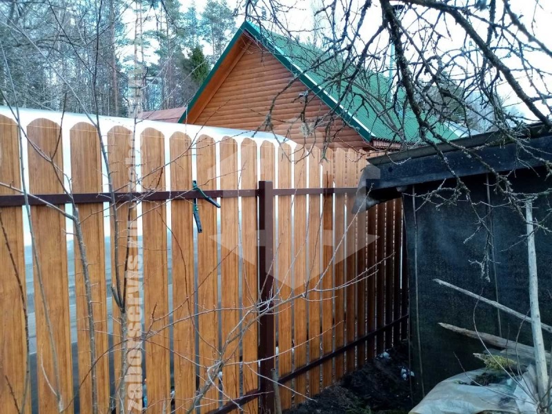 Забор из металлического штакетника под дерево 64 метра